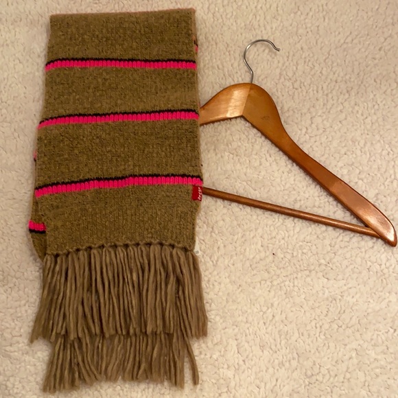 Levi’s Scarf - Picture 1 of 9